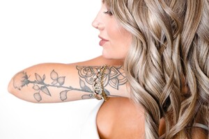 Hairextensions in twee grijstinten van Beauty by Roos